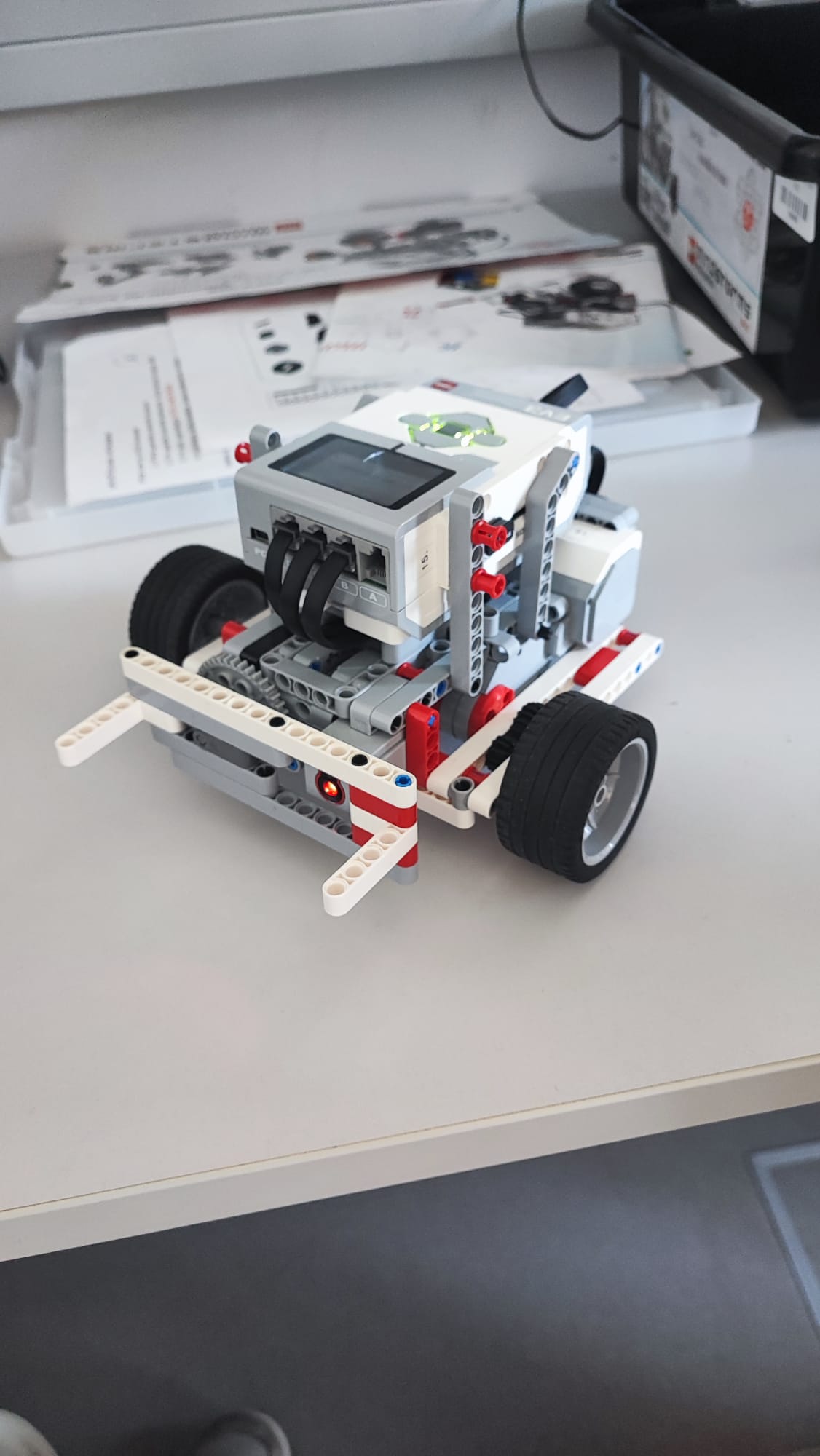 Malo bolj sestavljen robot